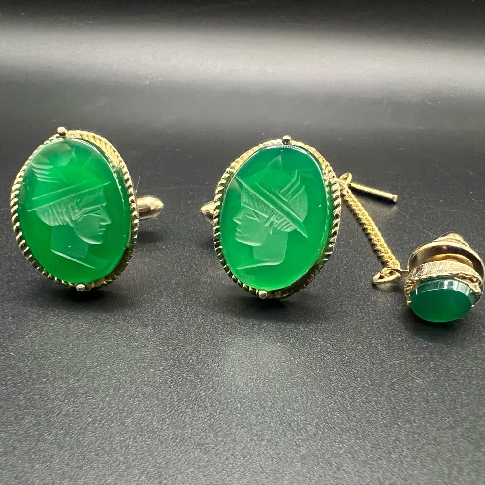 Vtg SWANK Green Intaglio Roman Soldier Gold Tone Cufflinks and Tie Tack Set